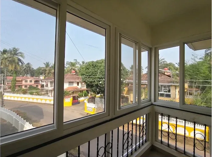 Balcony corner windows
